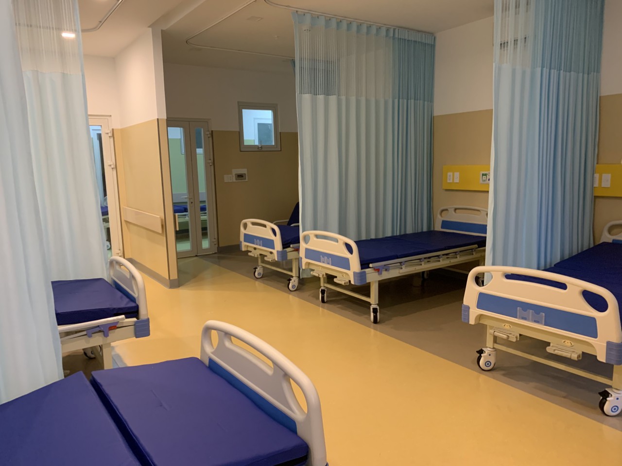 Giường bệnh nhân điểu khiển bằng điện giá tốt