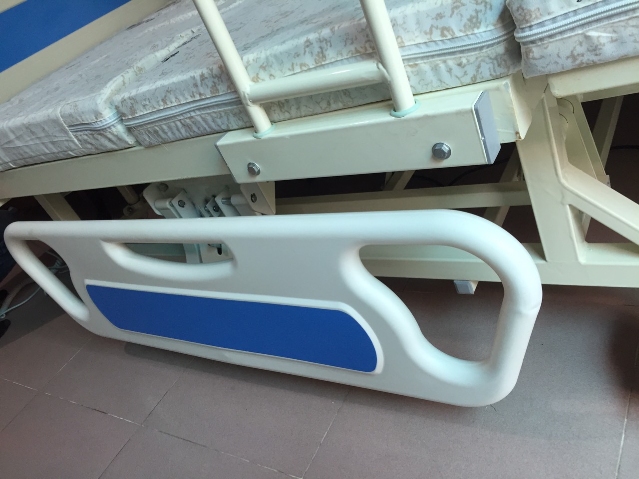 Giường bệnh đa chức năng