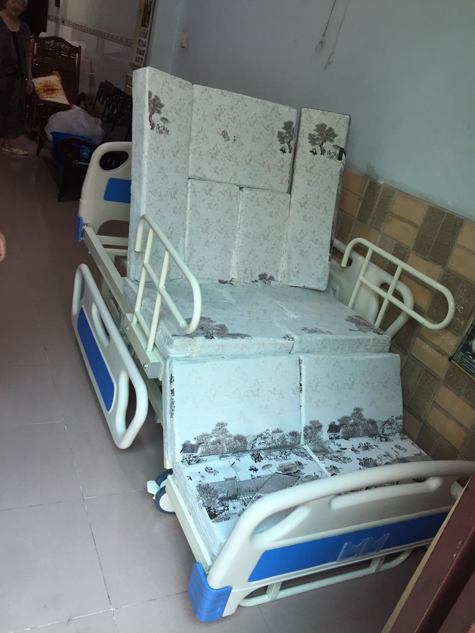 Giường bệnh nh&acirc;n chạy bằng điện