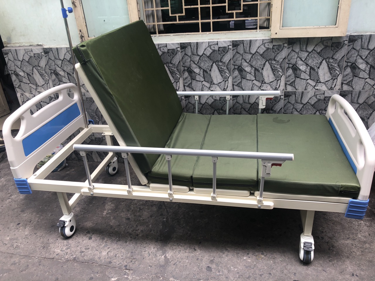 Bệnh nhân viêm khớp nên dùng ngay giường y tế 1 tay quay