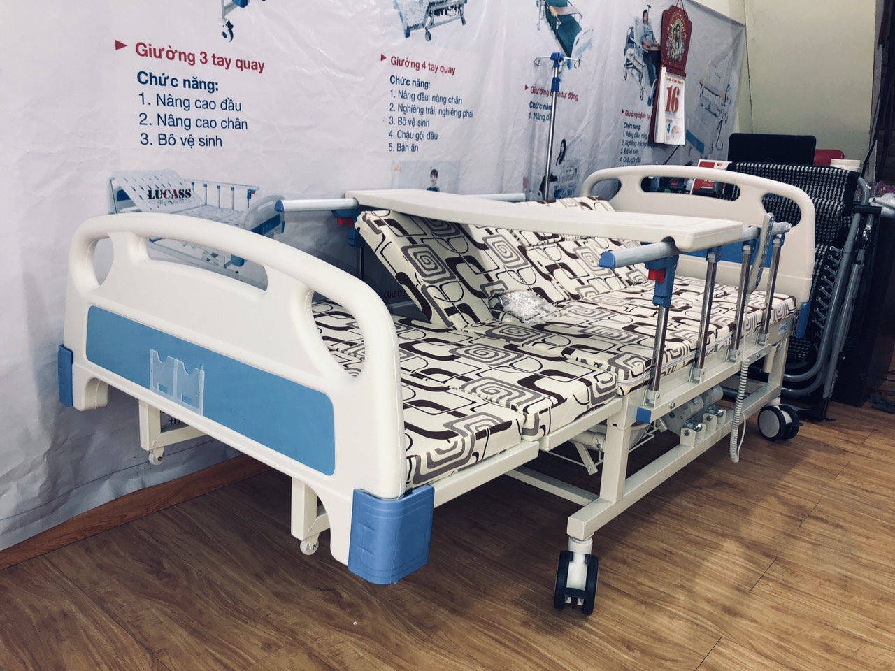 Giường y tế có tay quay