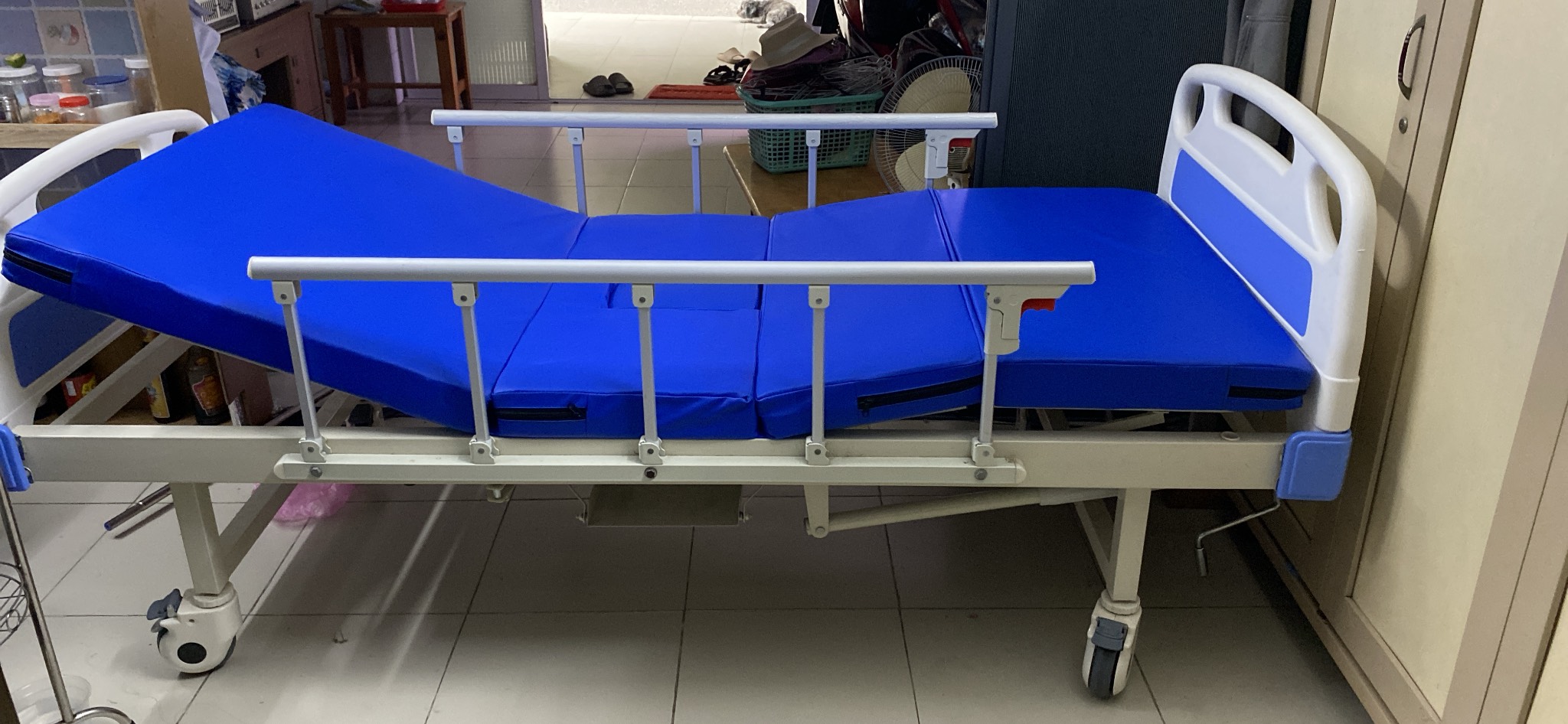  Giường bệnh 3 tay quay Lucass Gb-T43 Mới 95%