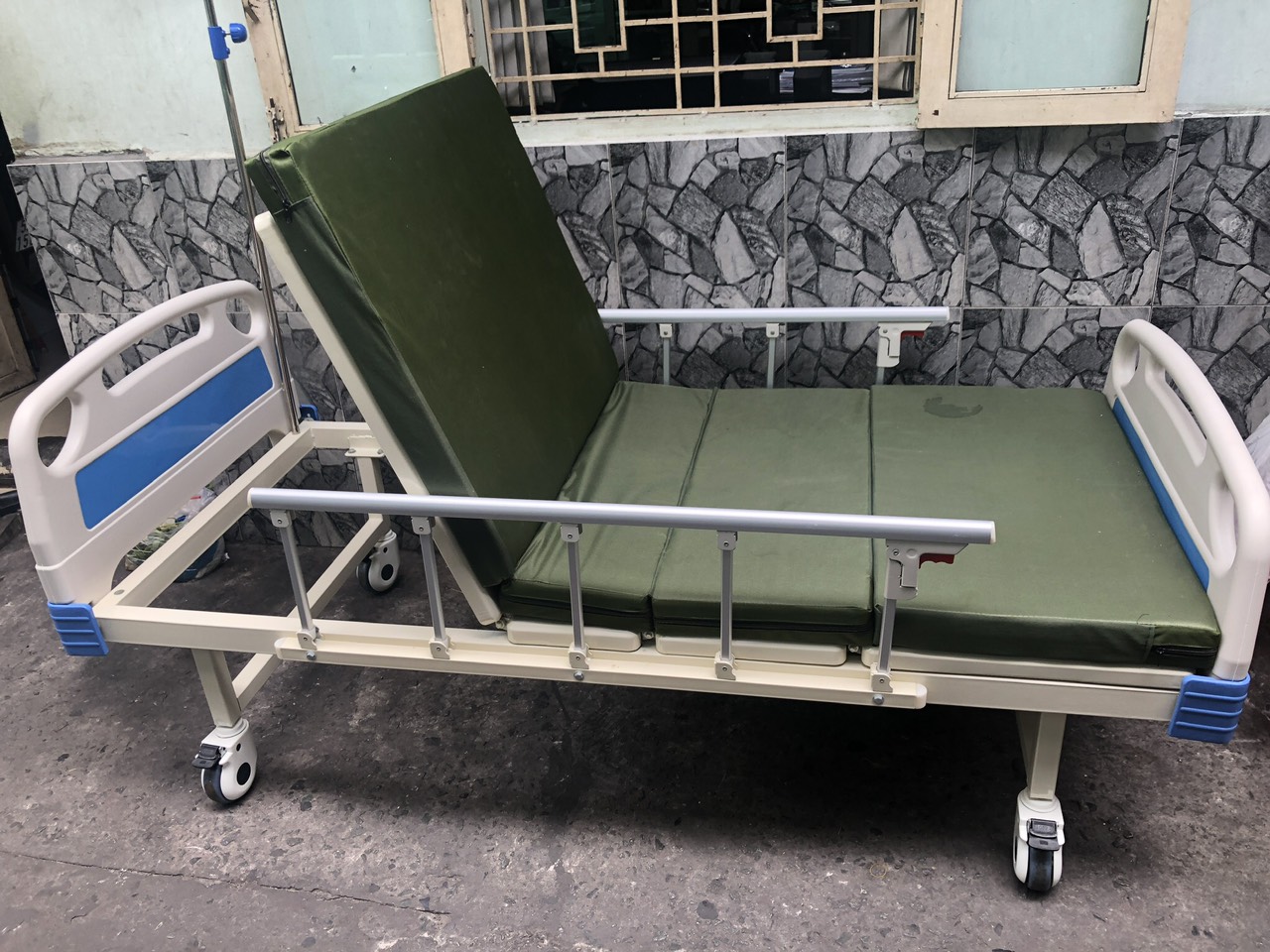  Giường bệnh 2 tay quay Lucass GB-9E