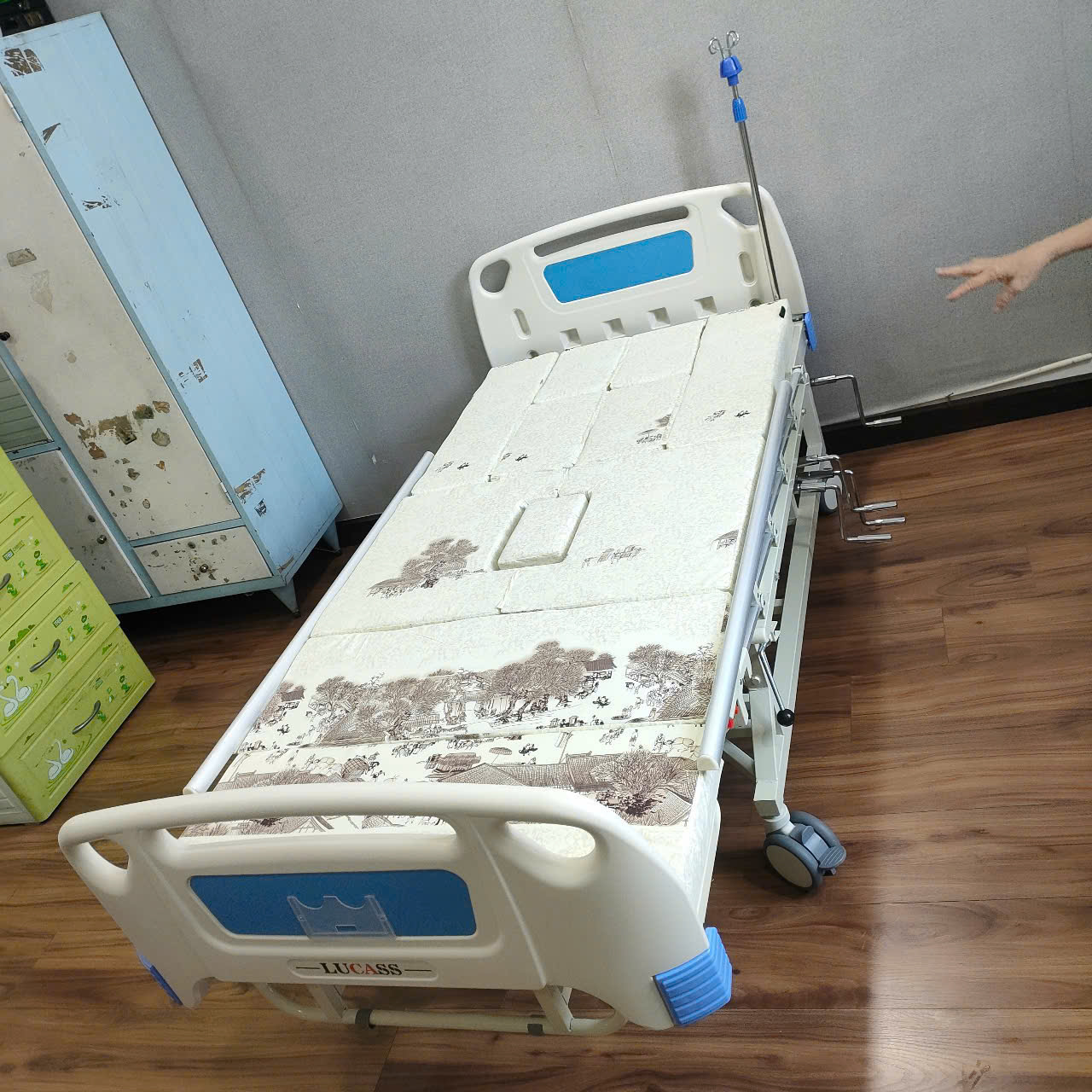  Giường bệnh 4 tay quay Lucass GB-T41 Mới 90%