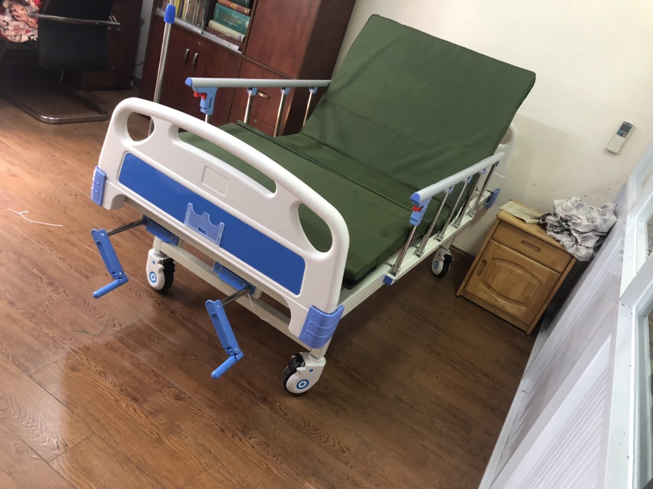 Giường y té cho người già giá rẻ