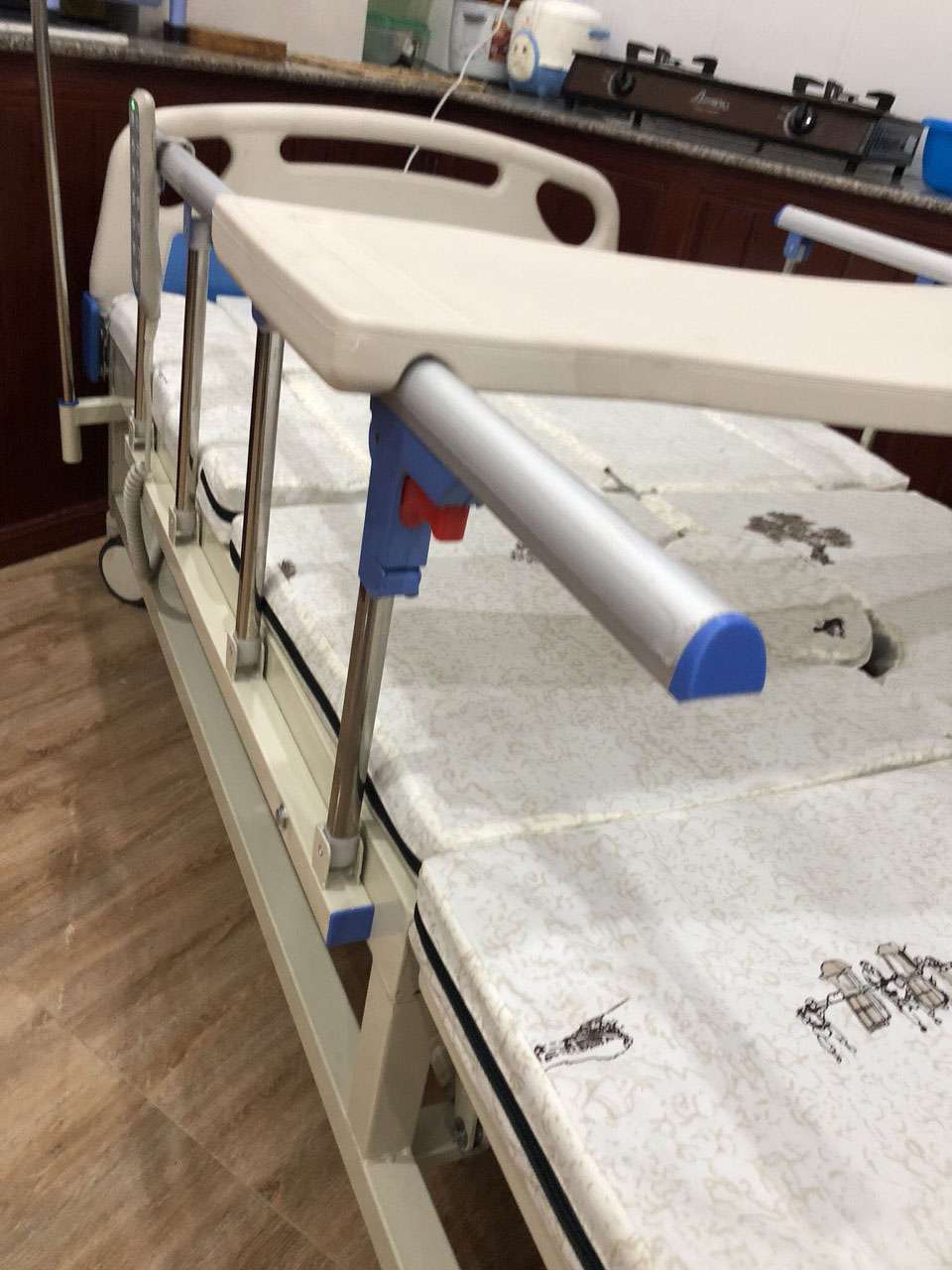 Giường bệnh 4 tay quay