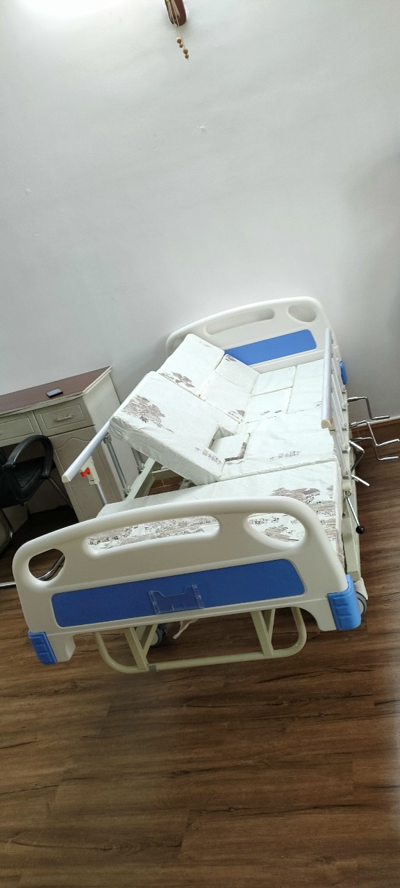 Giường bệnh 4 tay quay