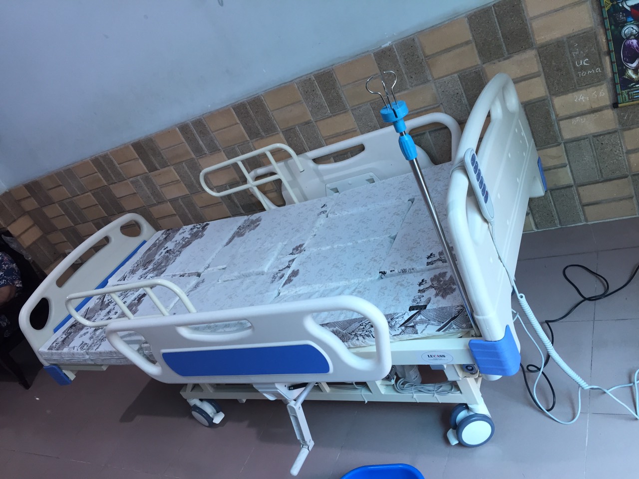  Giường bệnh lucass GB-4E hàng trưng bày mới 90%