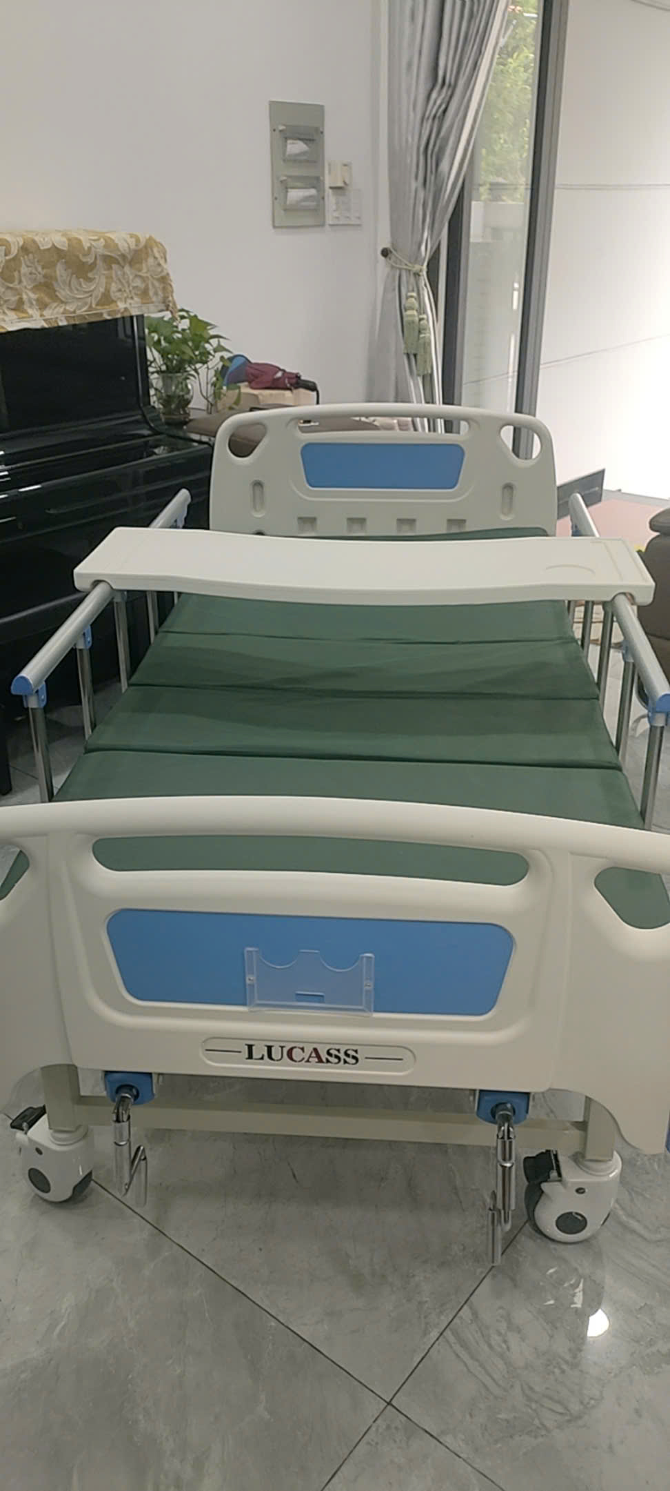  Giường bệnh 2 tay quay thanh lý Lucass C2 mới 98%