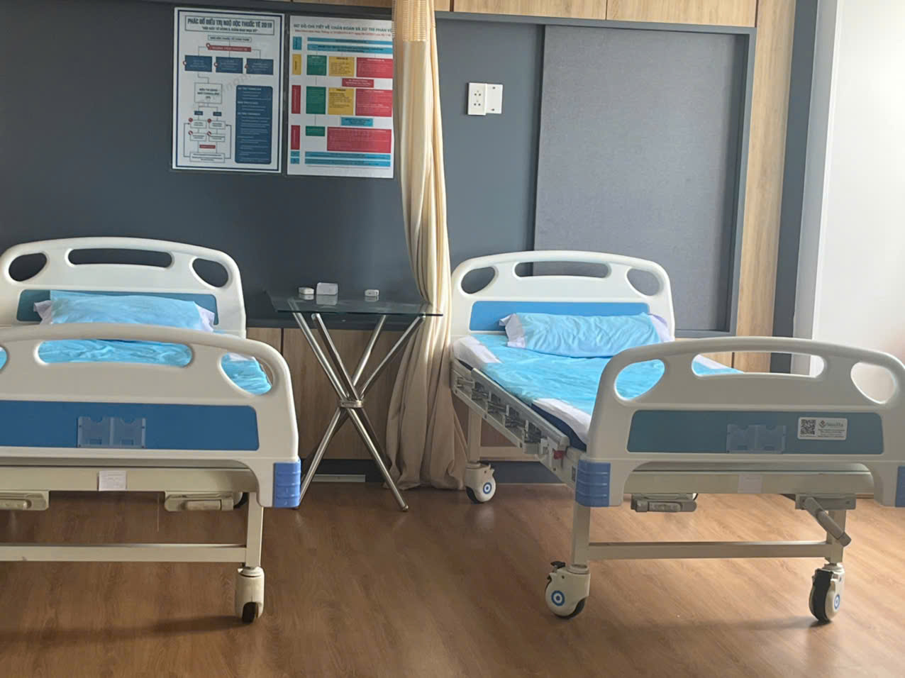  Giường bệnh 2 tay quay thanh lý Lucass C2 mới 98%